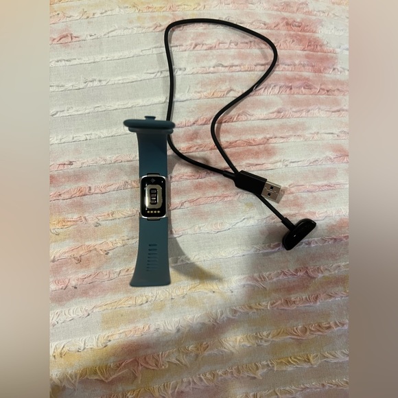 Fit Bit Charge 5 - Picture 4 of 5